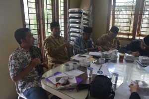 salah satu staf flower aceh mempresentasikan program FA